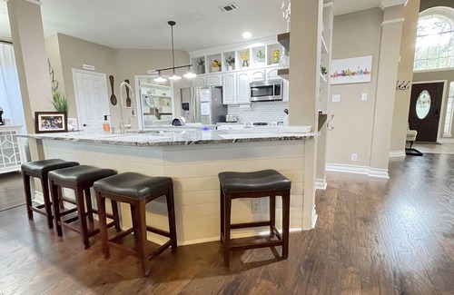 Wetmore Casa | 4BR/2.5 Bath, 5-Star, Six Flags, La Cantera Shops, UTSA, Med Center, River Walk.
