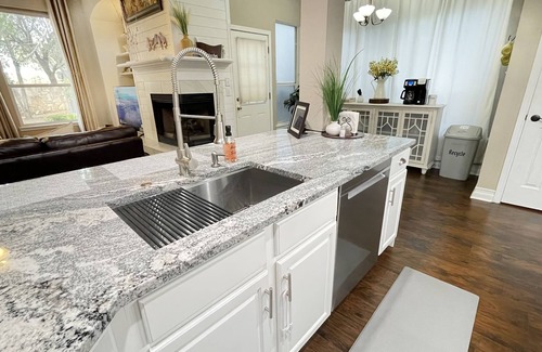 Wetmore Casa | 4BR/2.5 Bath, 5-Star, Six Flags, La Cantera Shops, UTSA, Med Center, River Walk.