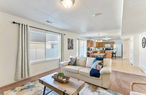 Lehi Casa | 4BR/2.5B Pet Friendly! 2 Car Garage near Utah Lake!