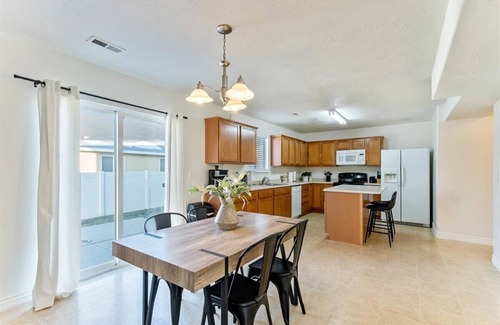 Lehi Casa | 4BR/2.5B Pet Friendly! 2 Car Garage near Utah Lake!
