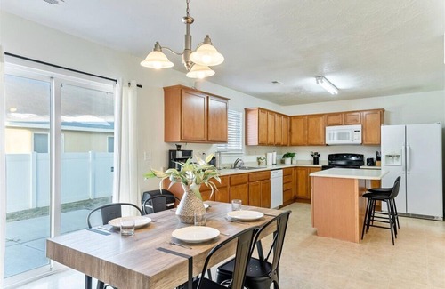 Lehi Casa | 4BR/2.5B Pet Friendly! 2 Car Garage near Utah Lake!