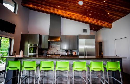 Waitsfield Casa | 4BR - 2 Mstr Suites, Hot Tub, Prime Views, Privacy