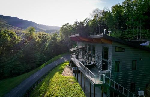 Waitsfield Casa | 4BR - 2 Mstr Suites, Hot Tub, Prime Views, Privacy