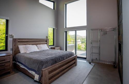 Waitsfield Casa | 4BR - 2 Mstr Suites, Hot Tub, Prime Views, Privacy