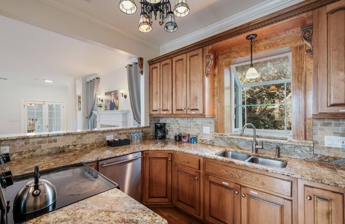 Alta Vista Apartamento | 4BR/2BA Apt near downtown - 4 Queen beds, 2 Twins - Free Parking - Fast Wi-Fi