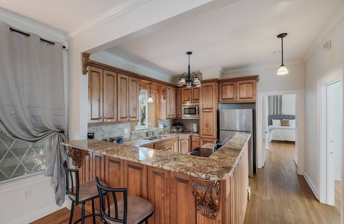 Alta Vista Apartamento | 4BR/2BA Apt near downtown - 4 Queen beds, 2 Twins - Free Parking - Fast Wi-Fi