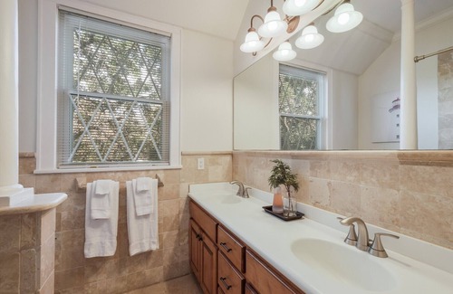 Alta Vista Apartamento | 4BR/2BA Apt near downtown - 4 Queen beds, 2 Twins - Free Parking - Fast Wi-Fi