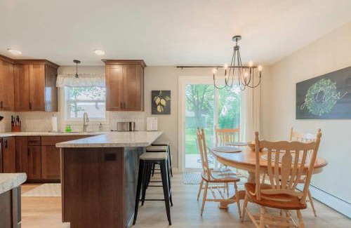 Green Bay Casa | 4BR 2BA Dog Friendly 3 Kings Walk to Lambeau