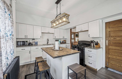 Merriam Park Casa | 4BR/2BA Home in Charming St. Paul - Sleeps 10!