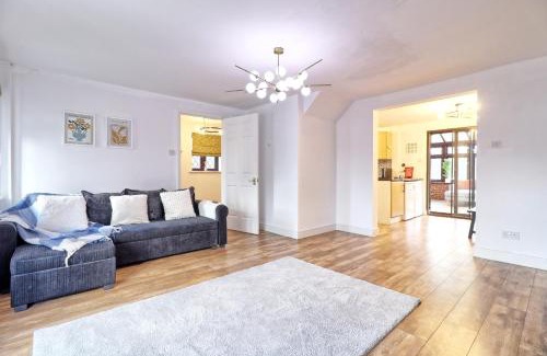 Rivenhall Casa | 4br 2bath House With Free Parking In Rivenhall