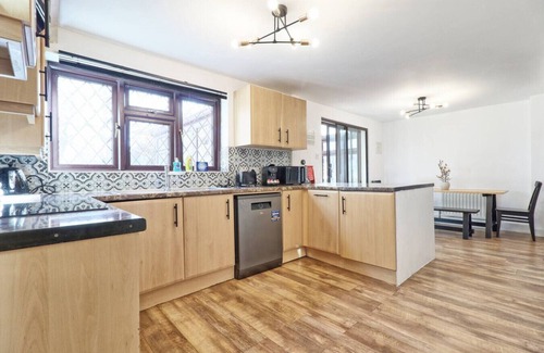 Rivenhall Casa | 4BR 2BATH House with FREE Parking in Rivenhall