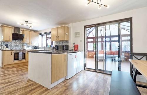 Rivenhall Casa | 4BR 2BATH House with FREE Parking in Rivenhall