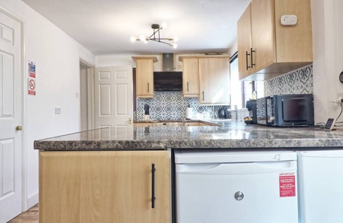 Rivenhall Casa | 4BR 2BATH House with FREE Parking in Rivenhall