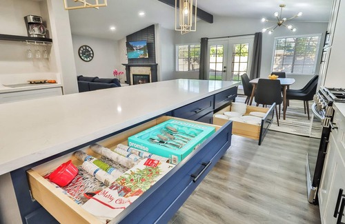 Winnetka Casa | 4BR 2BR All Inclusive Warner Grove for Relocation Fast Wi-Fi, Yard, Parking
