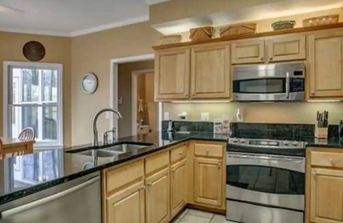 Taylorville Casa | 4BR 3. 5BA 3400 ft2 casa con un corto trayecto al campus