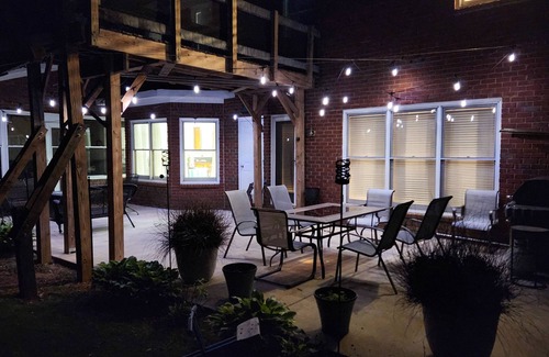 Taylorville Casa | 4BR 3. 5BA 3400 ft2 casa con un corto trayecto al campus