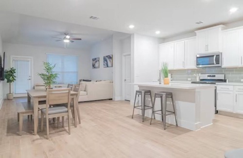 Austin Casa | 4BR/3.5BH Private Pool: 5M Airport, F1 & 2300 Sqft