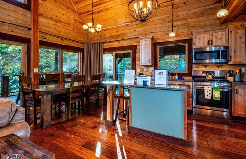 Helmsburg Cabina | 4BR, 3 BA Log Cabin in the woods.