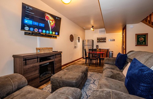 Helmsburg Cabina | 4BR, 3 BA Log Cabin in the woods.