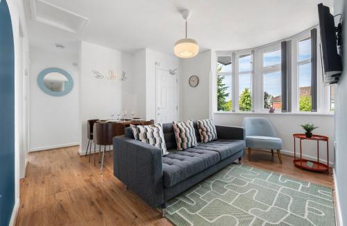 Acresford Apartamento | 4BR 3 bath Spacious apartment, Sleeps upto 8 free parking