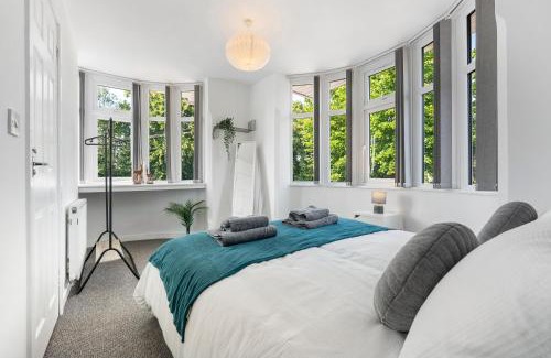 Acresford Apartamento | 4BR 3 bath Spacious apartment, Sleeps upto 8 free parking