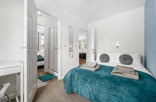 Acresford Apartamento | 4BR 3 bath Spacious apartment, Sleeps upto 8 free parking