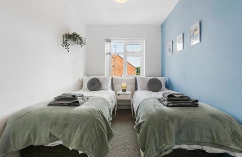 Acresford Apartamento | 4BR 3 bath Spacious apartment, Sleeps upto 8 free parking