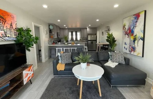 Southeastern Sacramento Casa | 4BR/3BA ART House + Studio near the breweries