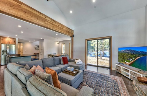 Tahoe Paradise Casa | 4BR-3BA Mountain Modern, Hot Tub, quiet wooded neighborhood next to river