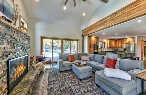 Tahoe Paradise Casa | 4BR-3BA Mountain Modern, Hot Tub, quiet wooded neighborhood next to river