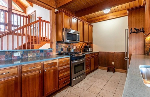 Stratton Mountain Chalet De Esquí | 4BR / 3BA Smart Home w/ Hot Tub, Mountain View Ski Chalet 3 minutes to Stratton
