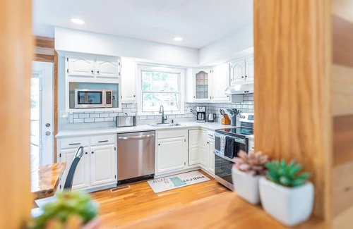 Lexington Casa | 4BR 3bath 9 beds! Pool, hot tub, movie room, basketball court, oasis in LEX