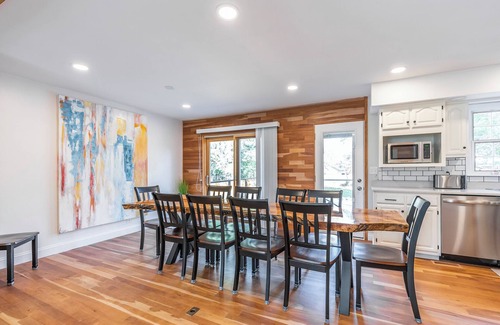 Lexington Casa | 4BR 3bath 9 beds! Pool, hot tub, movie room, basketball court, oasis in LEX