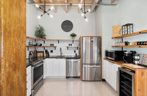 Central Hillside Condominio | 4BR 4 BA Amazing Luxury Suite
