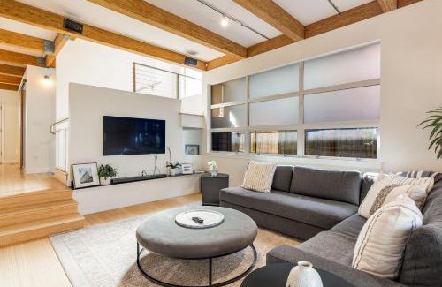 Queen Anne Casa | 4BR 4BA The Gardens at Queen Anne