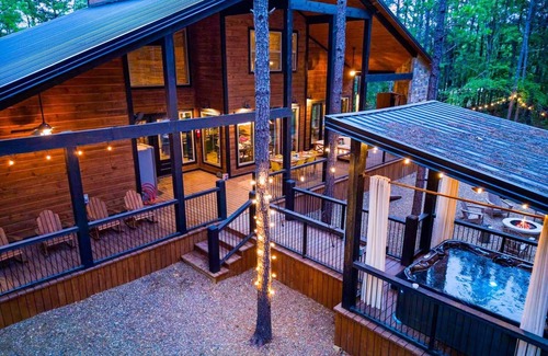 Golden Cabina | 4BR Amenity Packed! Pool Table, Playset, Putt Putt