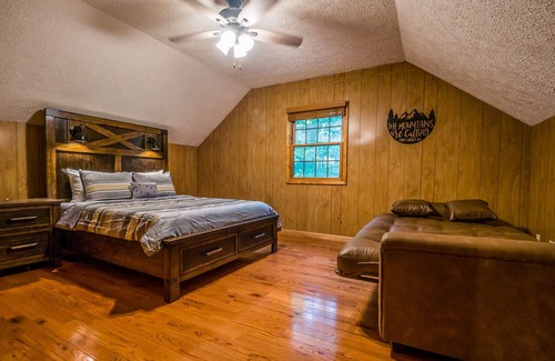Morganton Cabina | 4BR Cabin 10 MINS FRom BLUE RIDGE! PRIVATE POOL, 12 PERSON PARTYSPA & POOL TABLE