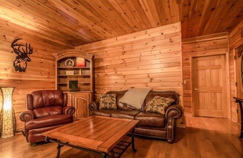 Morganton Cabina | 4BR Cabin 10 MINS FRom BLUE RIDGE! PRIVATE POOL, 12 PERSON PARTYSPA & POOL TABLE