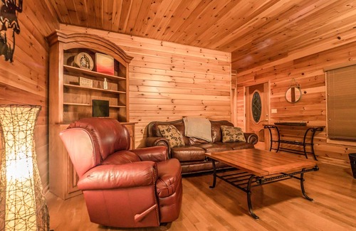 Morganton Cabina | 4BR Cabin 10 MINS FRom BLUE RIDGE! PRIVATE POOL, 12 PERSON PARTYSPA & POOL TABLE
