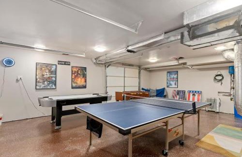 Meadow View Heights Casa | 4BR Cabin with Game Room & Fire Pit Sleeps 13