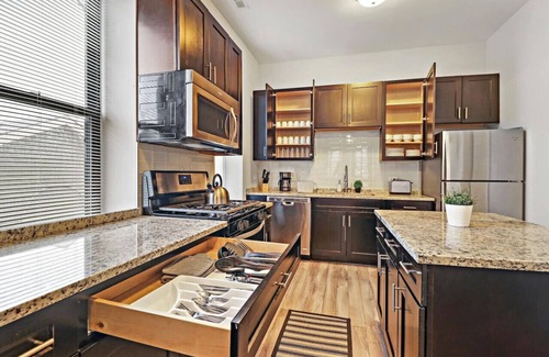 Pulaski Park Apartamento | Classy 4BR Radiant Apartment in Wicker Park