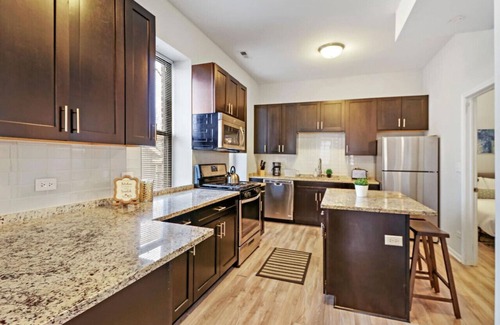 Pulaski Park Apartamento | Classy 4BR Radiant Apartment in Wicker Park