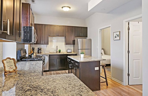 Pulaski Park Apartamento | Classy 4BR Radiant Apartment in Wicker Park