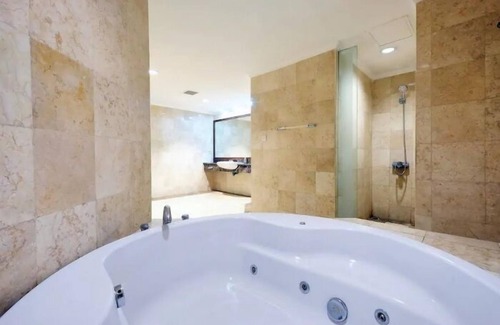 Tanjung Duren Utara Apartamento | 4BR Cozy Tropical Retreat Penthouse