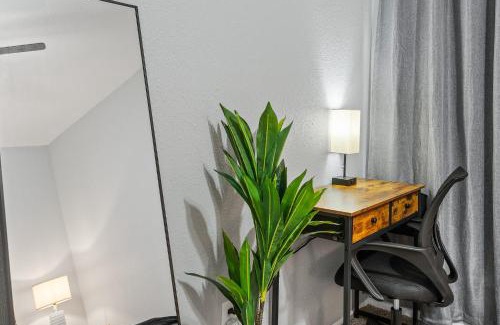 Humble Casa | 4BR Family Home 3mi to IAH 21mi to Houston