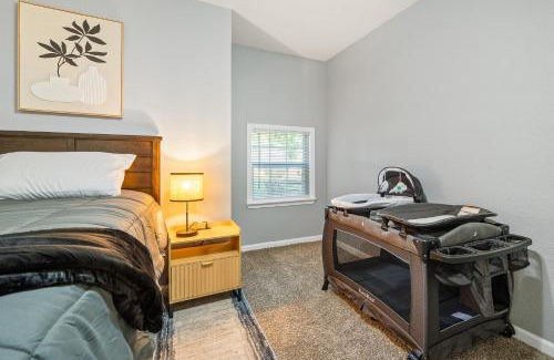 Humble Casa | 4BR Family Home 3mi to IAH 21mi to Houston
