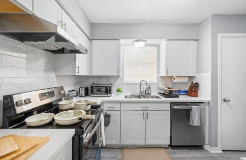 Humble Casa | 4BR Family Home 3mi to IAH 21mi to Houston