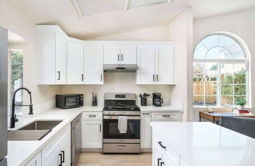 Riverside Casa | 4BR Family Home | Large Yard, Parking, Remodeled