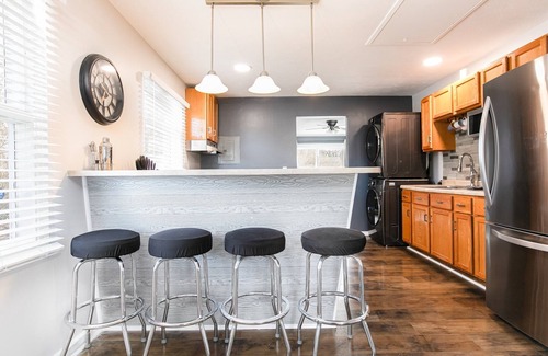 South Bend Casa | 4BR Gameday Getaway|EV Charger+|Pet-Friendly |10p