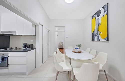 Crows Nest Apartamento | 4BR Gem in Central Crows Nest